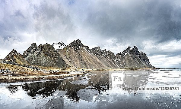 Wasserspiegelung  Berge Klifatindur  Eystrahorn und Kambhorn  Landzunge Stokksnes  Gebirgszug Klifatindur  Ostregion  Island  Europa