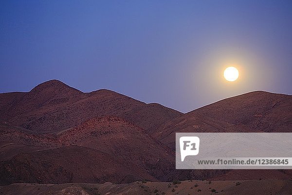 Mondaufgang über den Bergen  Vollmond  Purros  Kunene-Region  Namibia  Afrika