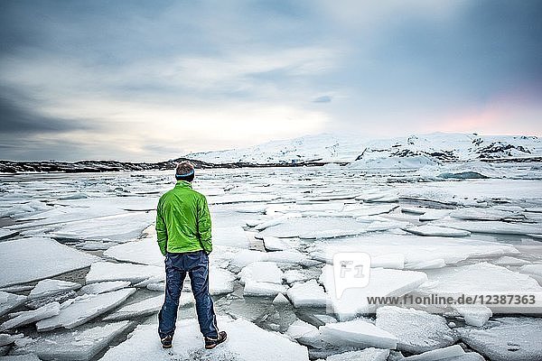 Wanderer auf einer Eisscholle  Gletscherlagune Jökulsárlón  Gletschersee  Sonnenuntergang  Südrand des Vatnajökull  Südost Island  Island  Europa