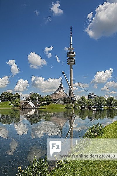 Olympiapark mit Olympiaturm  Zeltdach  Seebühne und Theatron sowie Olympiasee  bewölkter Himmel  München  Oberbayern  Bayern  Deutschland  Europa