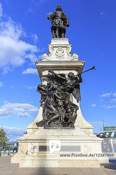 Statue of Samuel de Champlain  founder of the city  Québec  Québec Province  Canada  North America