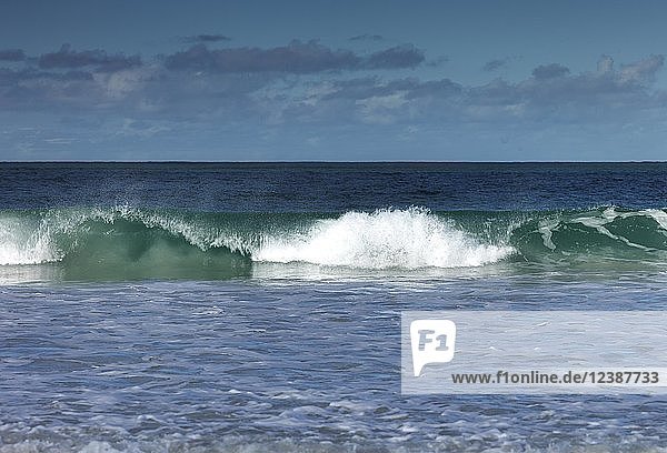 Brechende Wellen am Strand  Brignogan-Plage  Département Finistère  Bretagne  Frankreich  Europa