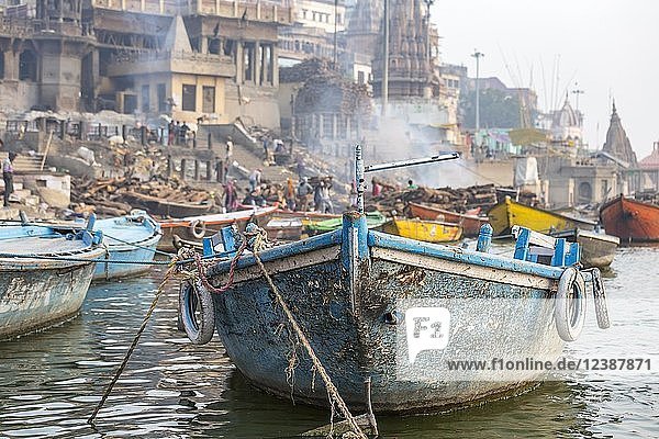 Boote auf dem Fluss Ganges  Varanasi  Uttar Pradesh  Indien  Asien