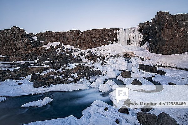 Teilweise gefrorener Wasserfall Öxarárfoss im Winter  Fluss Öxará  Pingvellir Nationalpark  Goldener Kreis  Südisland  Island  Europa