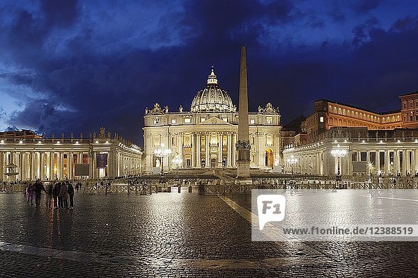 Petersplatz mit Petersdom  Kolonnaden von Bernini  Vatikan  Rom  Latium  Italien  Europa