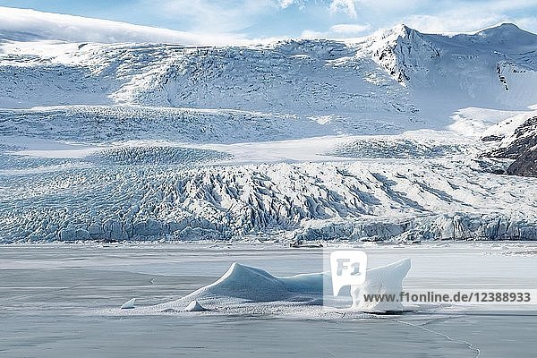 Gefrorene Lagune mit Eisscholle  Fjallsárlón Gletscherlagune  Südisland  Island  Europa