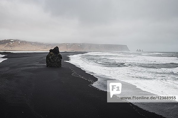 Schwarzer Sandstrand  schlechtes Wetter  Reynisfjara Strand  Südisland  Island  Europa