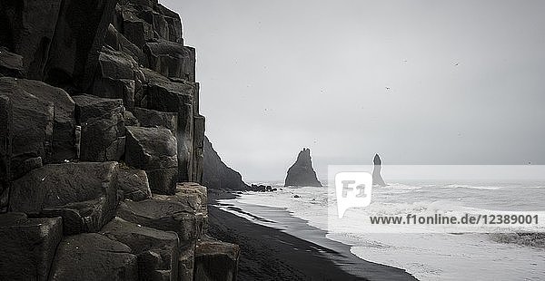 Basaltsäulen und Klippen  schwarzer Sandstrand  schlechtes Wetter  Reynisfjara Strand  Südisland  Island  Europa