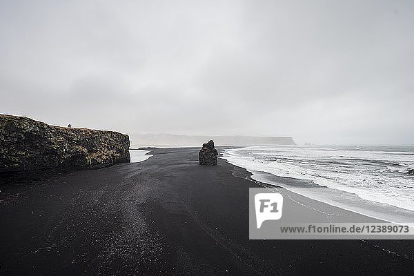 Schwarzer Sandstrand  schlechtes Wetter  Reynisfjara Strand  Südisland  Island  Europa