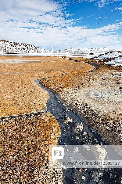 Gewundener Fluss im Geothermalgebiet Hverarönd  auch Hverir oder Namaskard  an der hinteren dampfenden Quelle  Nordisland  Island  Europa