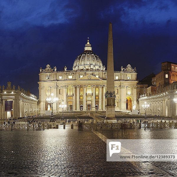 Obelisk auf dem Petersplatz mit Petersdom  Dämmerung  Vatikan  Rom  Latium  Italien  Europa