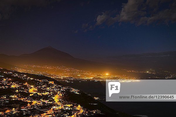 Blick auf die beleuchtete Stadt Puerto de la Cruz  Stadtansicht  Pico del Teide bei Nacht  Nordküste Teneriffa  Teneriffa  Kanarische Inseln  Kanarische Inseln  Spanien  Europa