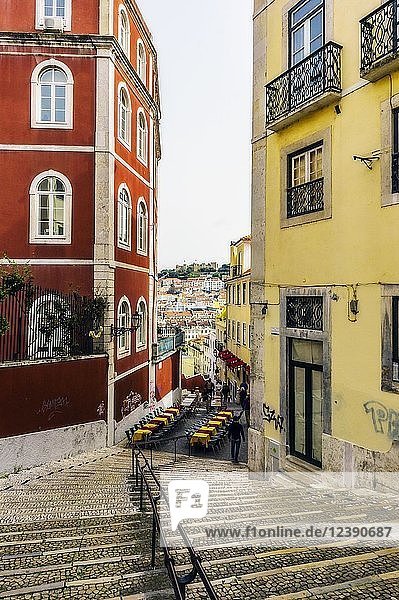 Treppe und Gasse durch historische bunte Häuser  Lissabon  Portugal  Europa