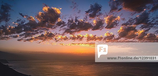 Sonnenuntergang mit rosa Wolken über dem Meer  Nordküste Teneriffas  Mirador de Las Breñas  El Sauzal  bei Puerto de la Cruz  Teneriffa  Kanarische Inseln  Spanien  Europa