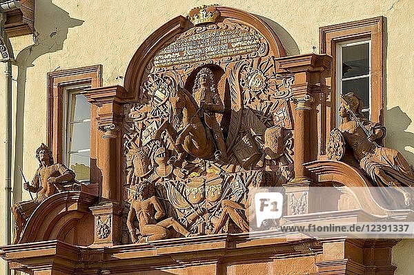 Landgraf zu Pferd mit anderen Figuren und Kriegssymbolen  barockes Obertor  Landgrafenschloss  Bad Homburg vor der Höhe  Hessen  Deutschland  Europa