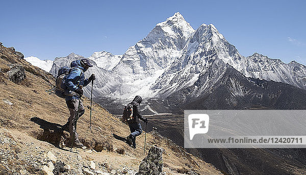 Nepal  Solo Khumbu  Everest  Sagamartha National Park  Mountaineers hiking the Himalayas