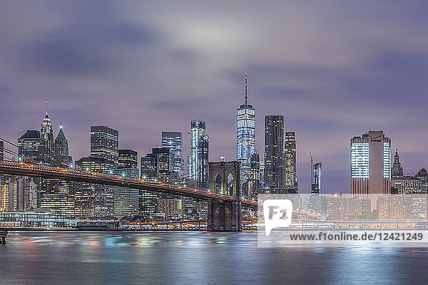 USA  New York City  Manhattan  Brooklyn  cityscape with Brooklyn Bridge at night
