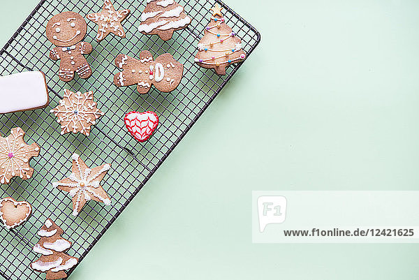 Gingerbread decorated with sugar icing on cooling rack