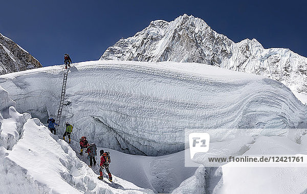 Nepal  Solo Khumbu  Everest  Sagamartha National Park  Mountaineers climbing icefall