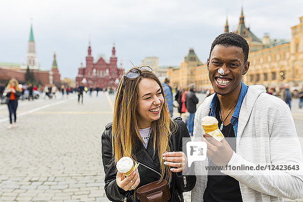 Russia  Moscow  couple eating icecream in the city