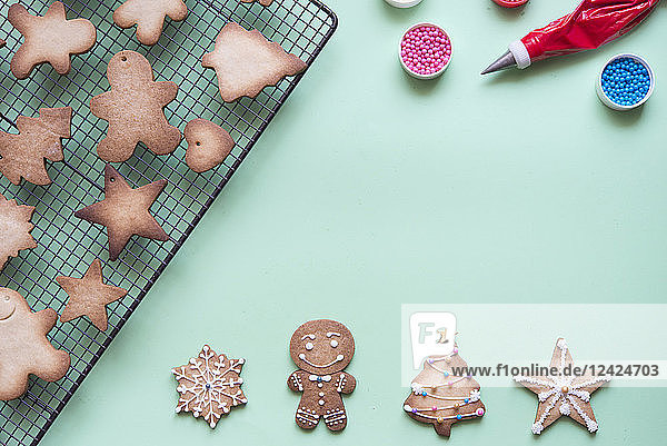 Decorating gingerbread with sugar icing