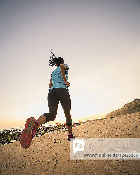 USA  Kalifornien  Newport Beach  Frau joggt am Strand