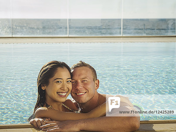 Porträt eines sich umarmenden Paares im Schwimmbad