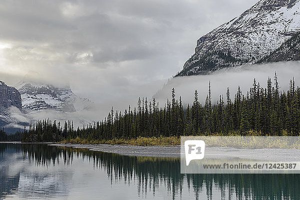 Kanada  Alberta  Jasper  Berge  die sich im Maligne Lake spiegeln