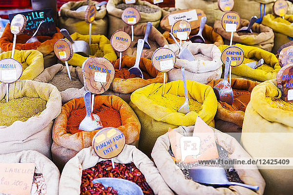 Säcke mit bunten Gewürzen auf dem Markt
