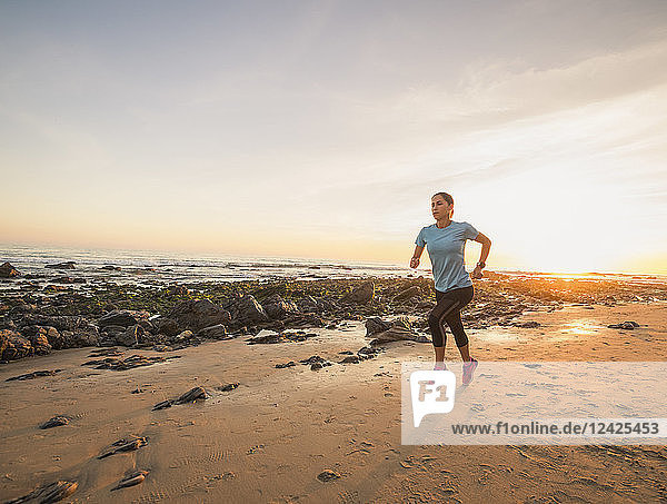 USA  Kalifornien  Newport Beach  Frau läuft am Strand entlang