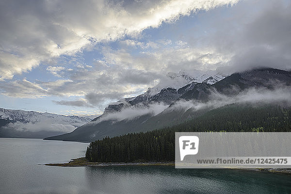 Kanada  Alberta  Banff  Wolken über Bergen