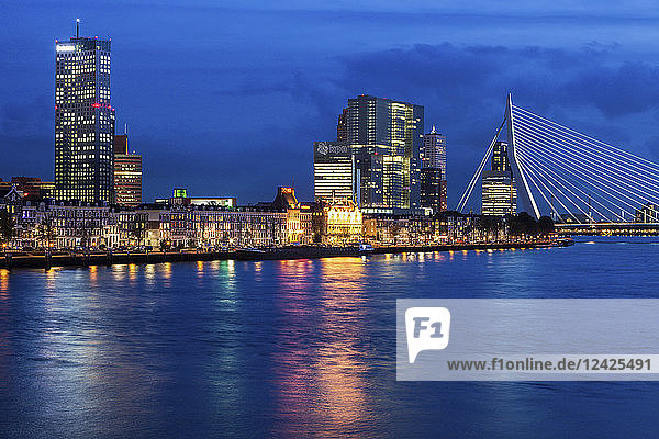 Niederlande  Rotterdam  Stadtbild bei Nacht