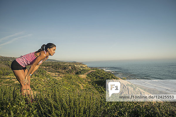 USA  Kalifornien  Newport Beach  Frau ruht sich aus und schaut aufs Meer