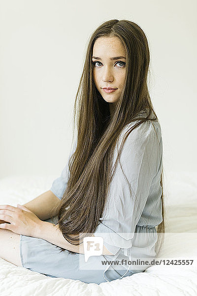 Porträt einer jungen Frau mit langen braunen Haaren