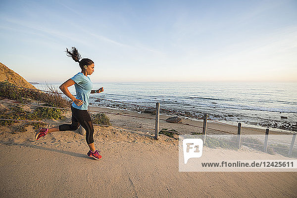 USA  Kalifornien  Newport Beach  Frau läuft auf Fußweg