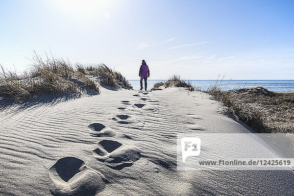 Frau läuft auf Sand