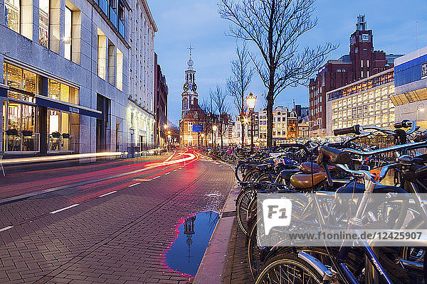 Niederlande  Amsterdam  Fahrräder neben der Straße