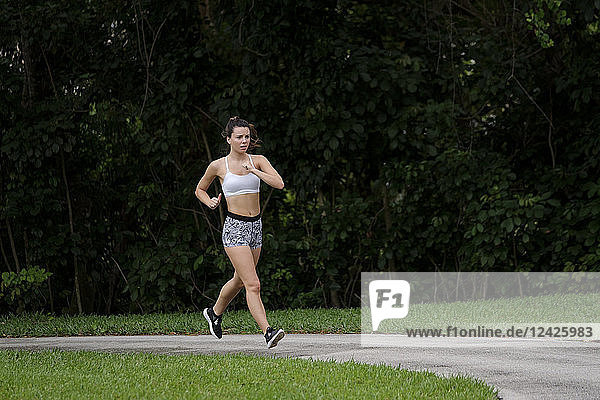 Junge Frau joggt im Park