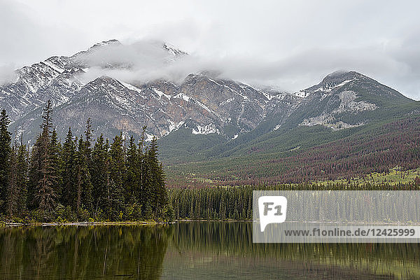 Kanada  Alberta  Jasper  Berge  die sich in Pyramid Lake spiegeln