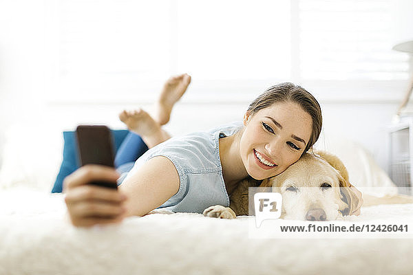 Frau macht Selfie mit Hund