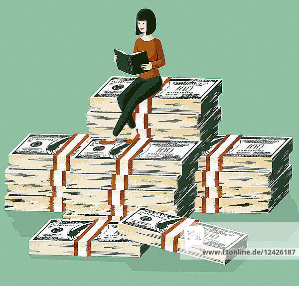 Wohlhabende Frau  die auf einem Haufen Geld ein Buch liest