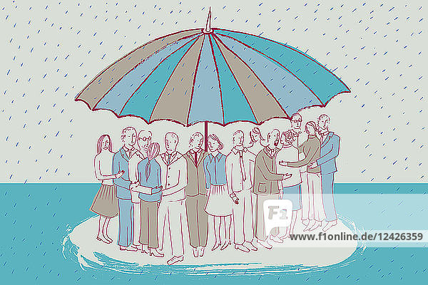 Menschen  die sich unter einem großen Regenschirm zusammenkauern