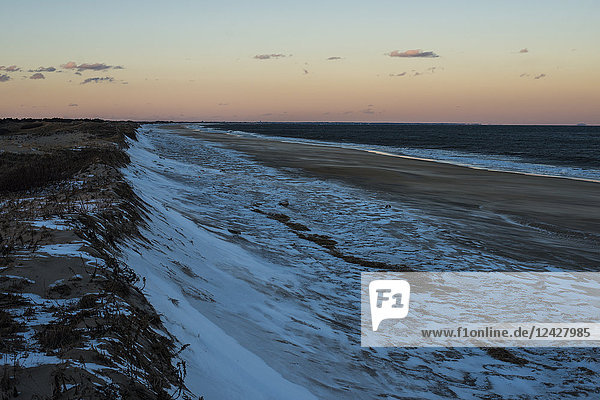 Schneebedeckte Dünen entlang des Atlantiks bei Sonnenuntergang auf Plum Island  Parker River Wildlife Refuge  Newburyport  Massachusetts  USA