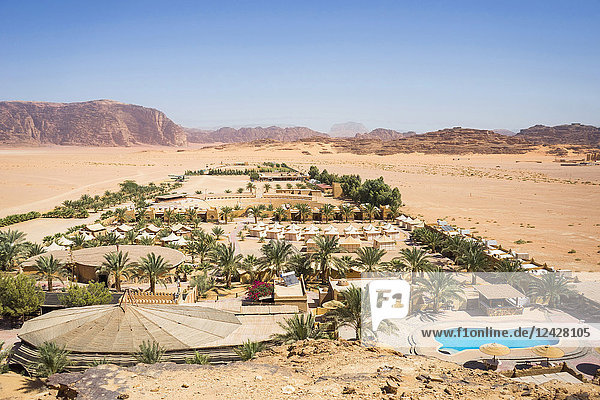Luftaufnahme des Bait Ali Camps  eines traditionellen arabischen Beduinenlagers im Dorf Wadi Rum  Gouvernement Aqaba  Jordanien