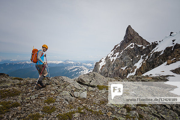 Seitenansicht eines einzelnen abenteuerlustigen Bergsteigers beim Besteigen des Foley Peak  North Cascade Mountain Range  Chilliwack  British Columbia  Kanada