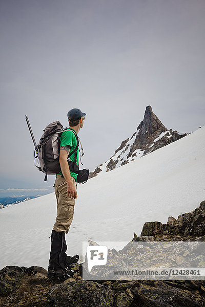 Seitenansicht eines männlichen Bergsteigers mit Blick auf den Foley Peak  North Cascade Mountain Range  Chilliwack  British Columbia  Kanada
