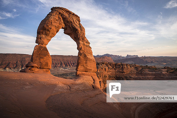 Der Delicate Arch im Arches National Park ist eine der beliebtesten Sehenswürdigkeiten im Süden Utahs  USA. Sie erreichen den Arch nach einer kurzen Wanderung und Fahrt von Moab  Utah  einem wichtigen Zentrum für Abenteuer und Outdoor im amerikanischen Südwesten.