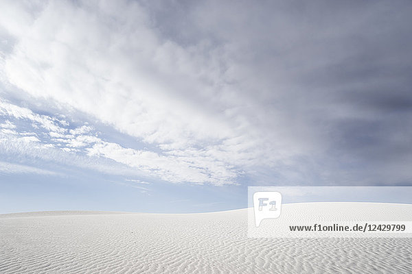 Blauer Himmel und Wolken über der Wüste des White Sands National Monument  New Mexico  USA