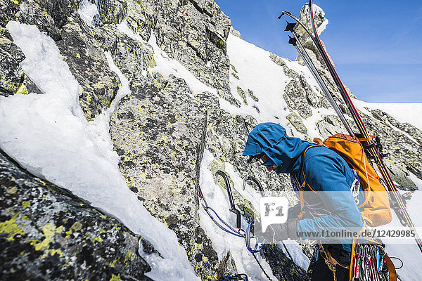 Seitenansicht eines Bergsteigers bei der Vorbereitung der Selbstsicherung  Vysoka  Tatra-Gebirge  Slowakei
