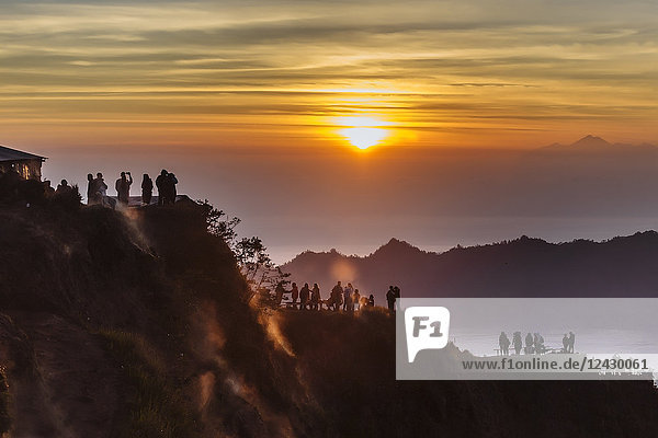 Silhouetten von Menschen bei Sonnenuntergang  Mount Batur  Bali  Indonesien